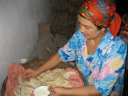 Maja beim Brotbacken